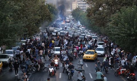 Ирански съдилища са повдигнали обвинения срещу над хиляда души в Техеран заради участие в протестите - 1