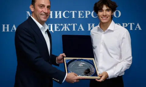 Министърът на младежта и спорта Иван Пешев награди Никола Цолов за постиженията му във Формула 3 - 1