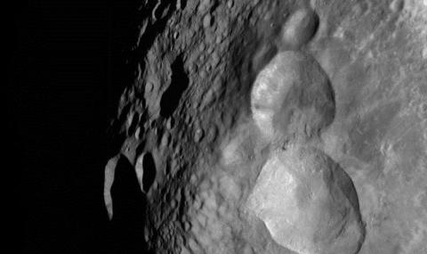 НАСА показа гигантски снежен човек на астероида „Веста” - 1