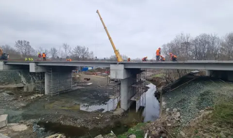 Разрушеният при водното бедствие миналата година мост между къмпинг "Нестинарка" и Царево е отворен за движение - 1