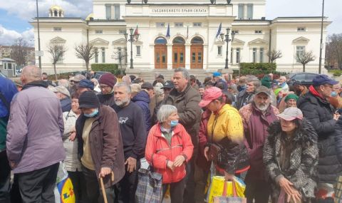 Стотици се наредиха за храна пред парламента - 1