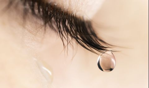 Момиче плаче с камъчета, вместо със сълзи (ВИДЕО) - 1