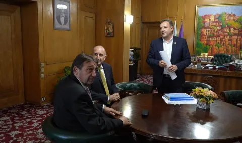 Източник: fakti.bg Румен Радев: Проектите за ключовите магистрали да са готови до година