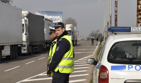 Гърция затваря границата за бусове и камиони от България - 1