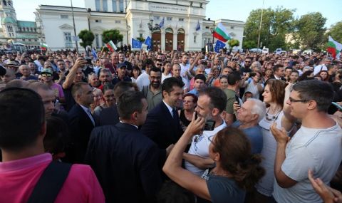 Кирил Петков към хората на площада: Заедно ще ги победим (ОБЗОР) - 1
