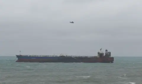 Захранващият генератор за заседналия танкер пристига в Ахтопол утре 