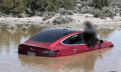 Tesla на автопилот влезе в наводнена канавка – има ли вина водачът? (ВИДЕО) - 1