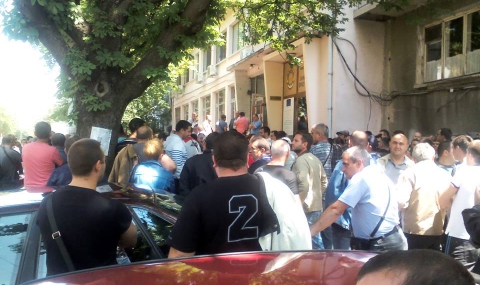 300 надзиратели чакат напразно пред Софийския затвор - 1