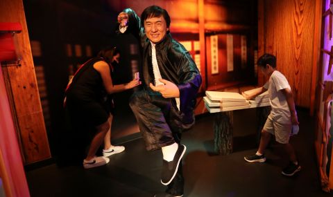 Джеки Чан носи олимпийския огън на Великата китайска стена - 1