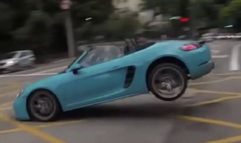 Porsche Boxster полетя във въздуха и показа защо не трябва да се преминава бързо през неравности на пътя (ВИДЕО) - 1