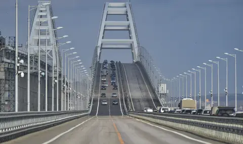 The Russians are building a mysterious structure on the Crimean bridge  - 1