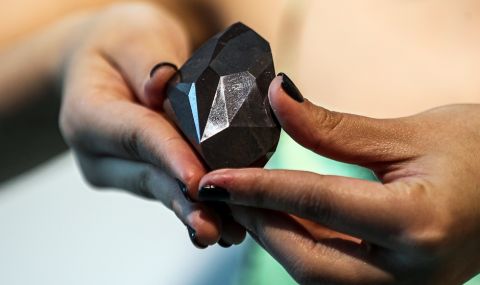 Продадоха най-големия естествен черен диамант в света - 1