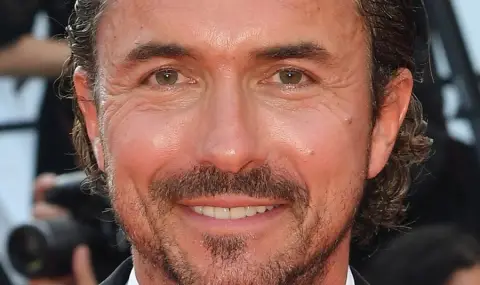 Popular actor William Abadie snowboards in Bansko  - 1