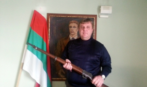 Каракачанов с пушка за рождения си ден - 1