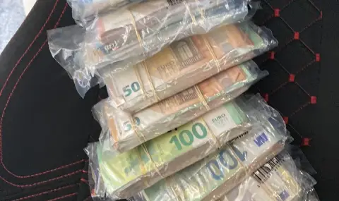 In just one week at the "Captain Andreevo" border crossing, the customs officers seized 447,000 BGN worth of undeclared currency  - 1