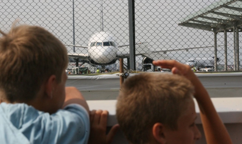 Самолет с руски туристи блокиран на летище Бургас - 1