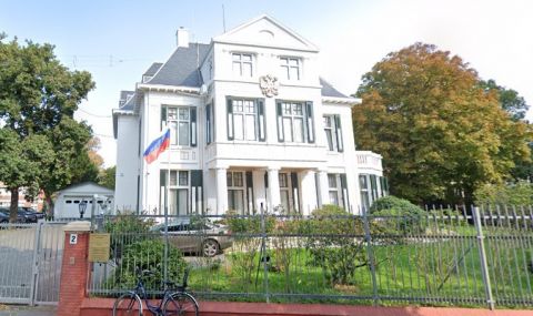 Хвърлиха бомба по руското посолство в Нидерландия - 1
