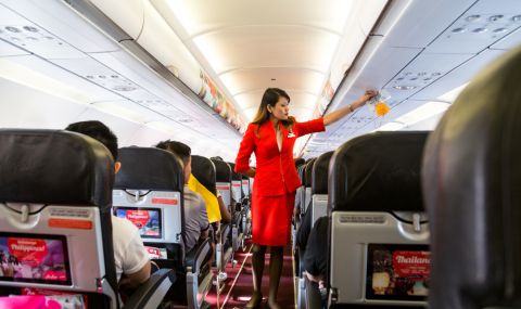 Пътник в самолет уринира пред всички пасажери напук на стюардесите - 1
