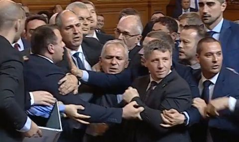 Екшън в парламента: "Възраждане" и управляващите си спретнаха меле заради Костадинов  - 1
