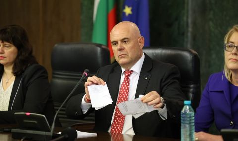 Гешев показа подготвената оставка и я скъса пред всички. "Не ме е страх! Историята помни смелите" - 1