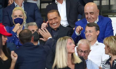 Берлускони и 32-годишната му приятелка на футболен мач (СНИМКИ) - 1