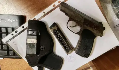 Мъж от Георги Дамяново е задържан за закана за убийство, иззет е пистолет