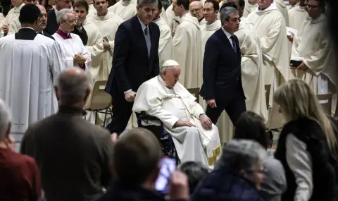 Папата заяви, че все още не се чувства добре в първата си поява, след като отмени пътуването си - 1