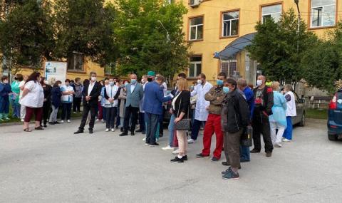 Лекарите в болницата във Велинград готови с колективна оставка - 1