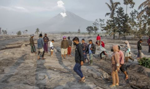 Вулканът Семеру в Индонезия не се укроти, изхвърли дебели стълбове пепел  - 1