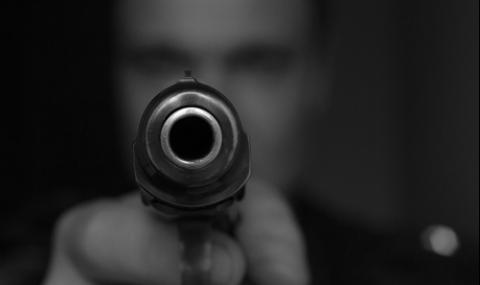 Мъж опря пистолет в главата на дете, плаши го с убийство - 1