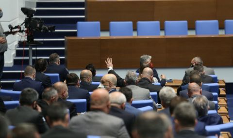 194 депутати на последното заседание на 44-ия парламент - 1