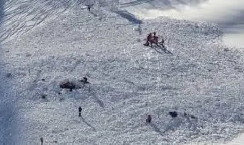 Лавина уби скиор в Италия, друг се води изчезнал