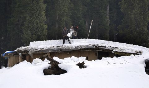 Обилен снеговалеж взе 11 жертви в Индия  - 1