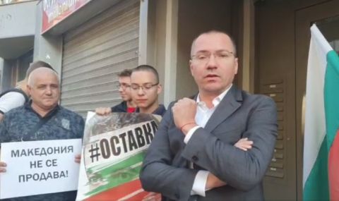 Джамбазки протестира пред дома на премиера Кирил Петков - 1