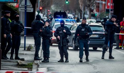 Френски полицаи стреляха по въоръжен с нож - 1