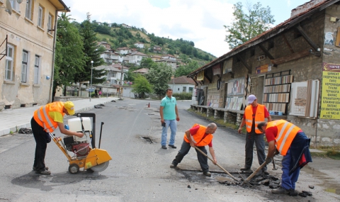 Кърпят дупките в Ардино - 1