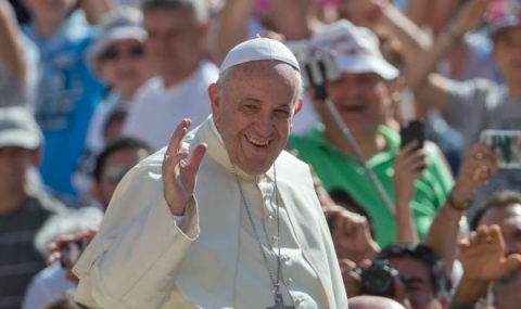 Папа Франциск призова всяка католическа църква да приеме семейство бежанци - 1