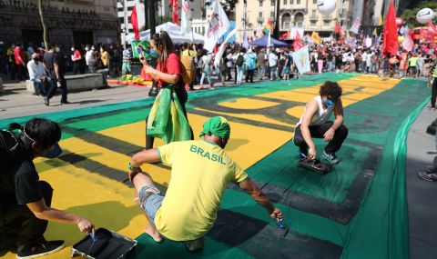 Поддръжници на бразилския президент Жаир Болсонаро се събират за военни паради и политически протести  - 1