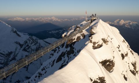 9 катерачи са ранени и двама са загинали от падащ лед в Швейцарските Алпи - 1