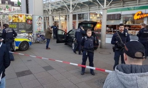 Мъж вряза автомобила си сред пешеходци в германски град - 1
