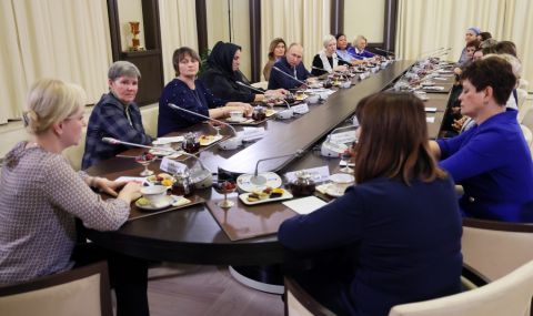 Путин увери майки на руски войници в Украйна, че споделя болката им - 1