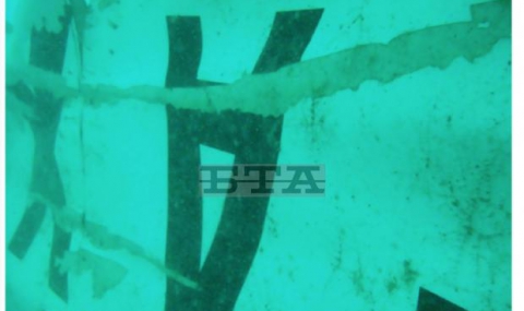 Намериха опашката на самолета на Air Asia - 1