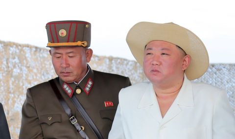 Ким Чен Ун наблюдава изстрелване на крилати ракети - 1