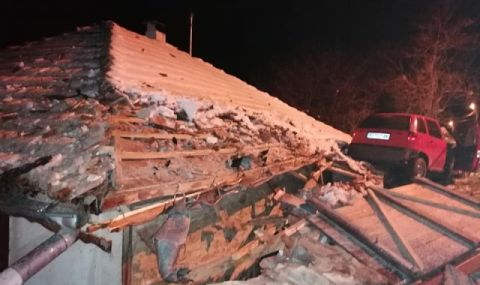 Зрелищен инцидент! Кола прелетя през покрив на къща и „кацна” върху друг - 1