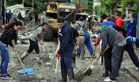Погребаха шест от жертвите на потопа във Варна (обновена 18.30 ч.) - 1