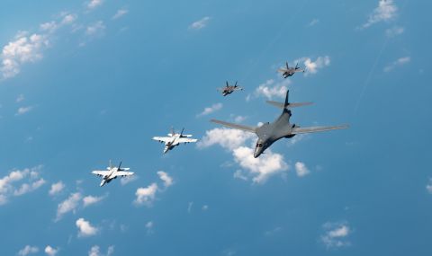 САЩ разполагат най-бързите си бомбардировачи на час от Санкт Петербург - 1