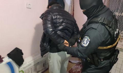 Полицията арестува 16 души при спецоперацията в София - 1