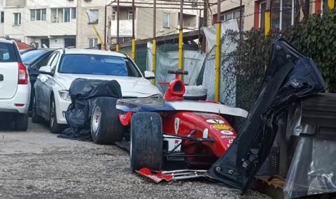 Намериха изоставен болид на Ferrari пред панелен блок в София - 1