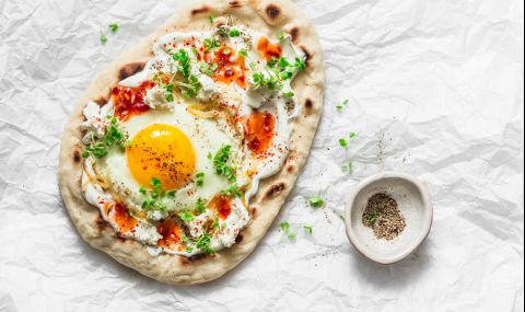 Рецепта за вечеря: Яйца на очи с пържено кисело мляко и чесън - 1