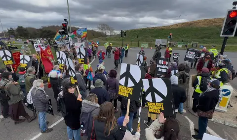 Седем пропалестински активисти бяха задържани край британска военна база, използвана от САЩ